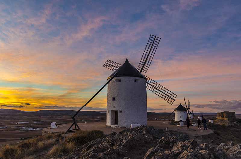 Toledo - Consuegra 43 - molinos de viento y castillo de Consuegra.jpg